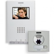 Fermax 4950 VDS barevná digitální videosouprava, nový panel CityLine pro 1 účastníka. Sestava obsahuje zápustný 3,5" handsfree TFT color videotelefon iLoft, celokovový vstupní panel v provedení new City Line s barevnou kamerou a 1 tlačítkem včetně instalační krabice pod omítku, zdroj 10 DIN 18V/ss, 12V/stř.