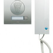 Fermax4860 - 4+N nový City audio kit pro 1 účastníka s telefonem Loft. Sestava obsahuje telefon Loft, celokovový vstupní panel v provedení new City Line s 1 tlačítkem, 1 vyzváněcím tónem a včetně instalační krabice pod omítku, zdroj 4DIN 12V/stř.