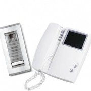LYNEAKIT/21 - Sada obsahujicí barevný videotelefon 4,5" Lynea, vstupní panel typu Targa (včetně audio/video modulu), krabici pro zápustnou montáž vstupního panelu, krabici pro povrchovou montáž vstupního panelu, zdroj (pro videotelefon, vstupní panel a příslušenství).